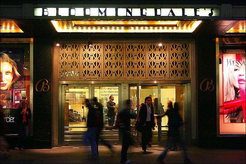 A frontview of Bloomingdale’s.